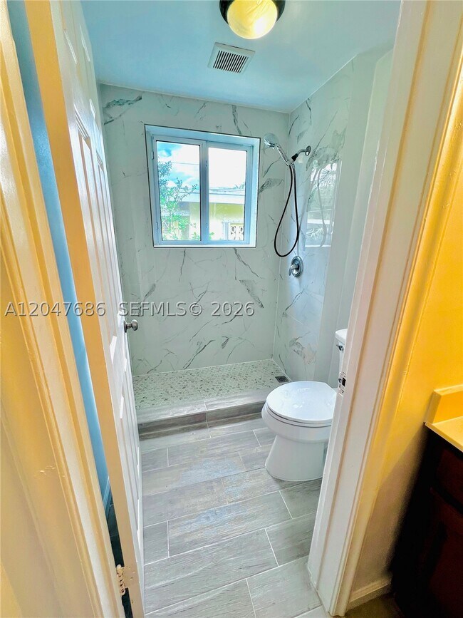 Building Photo - 410 Pinecrest Dr