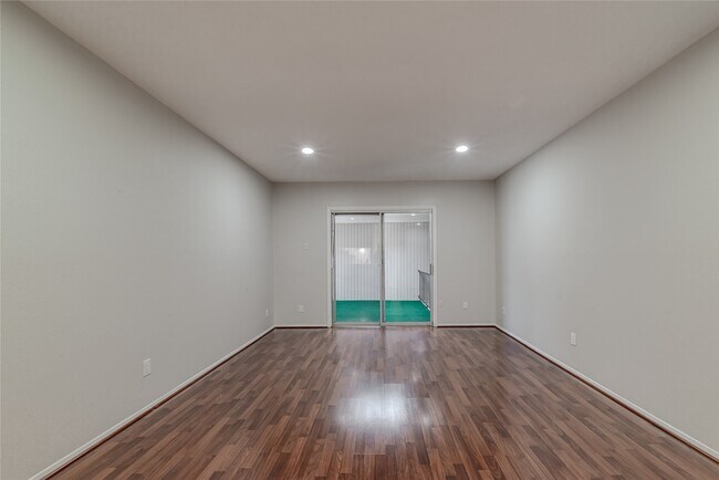 Building Photo - 2224 S Piney Point Rd