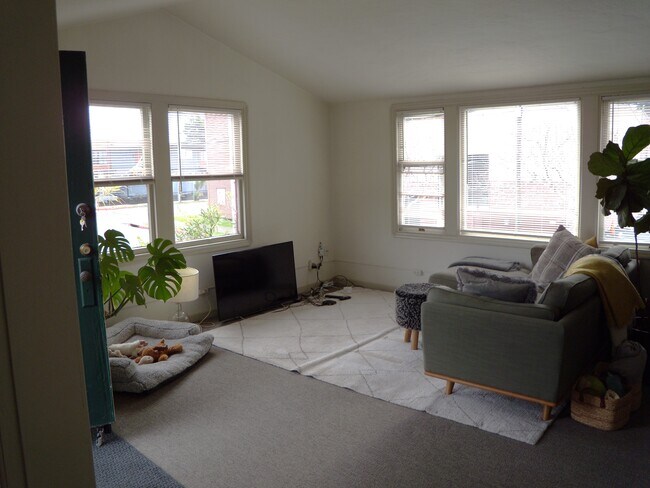 Building Photo - 913 Camelia St