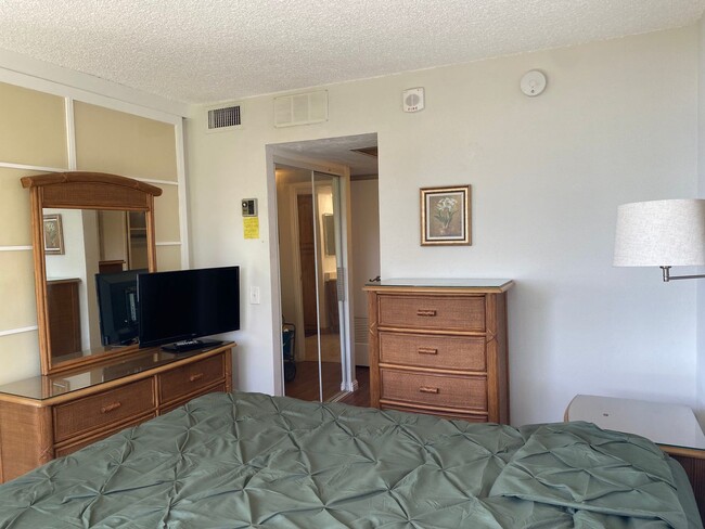 Building Photo - Makaha Valley Towers - One Bedroom