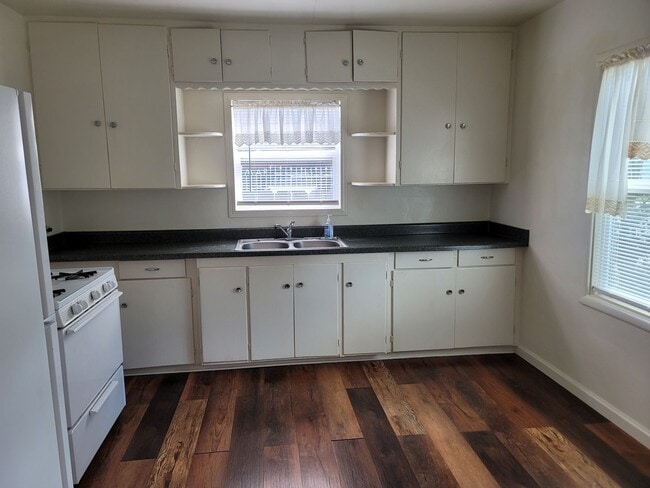 Building Photo - Move in Special see AD