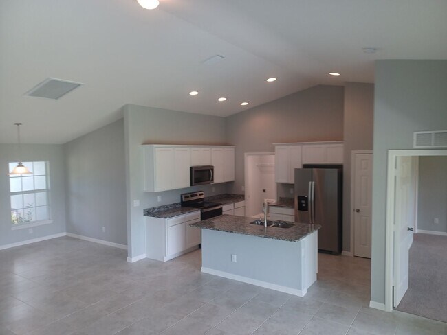 Building Photo - 417 SW 26th Ave