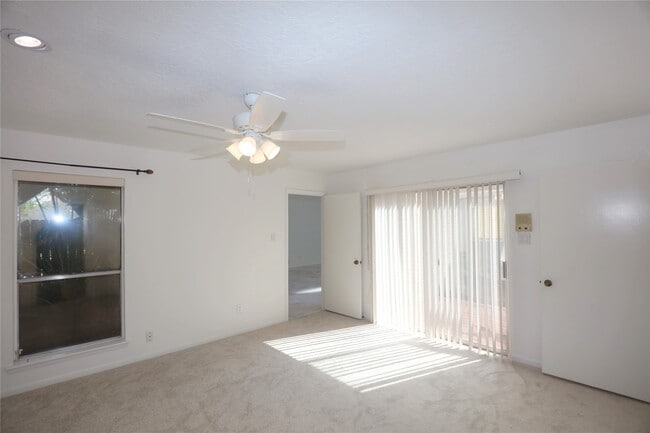 Building Photo - 2210 Shadowbriar Dr
