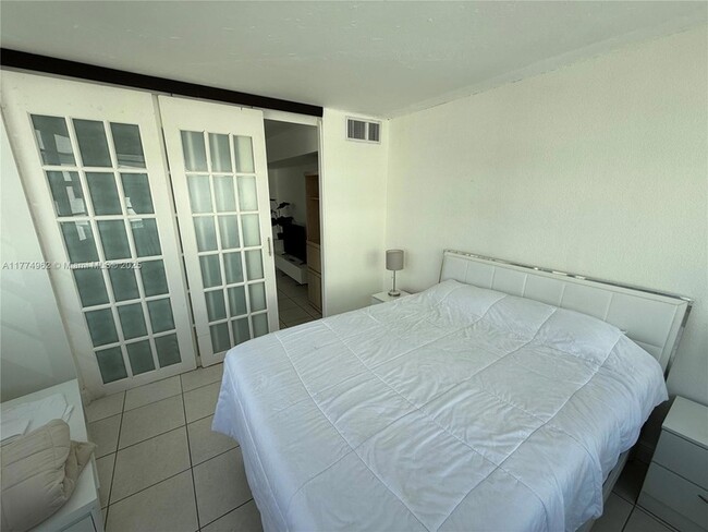 Building Photo - 801 Brickell Bay Dr