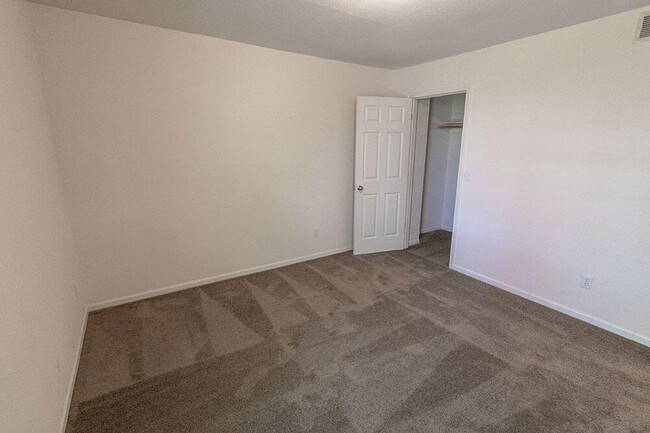 Building Photo - 430 NE Park Ln