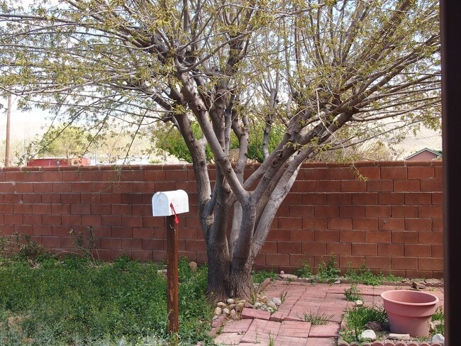 Building Photo - Conveniently Located Corner Lot Home!