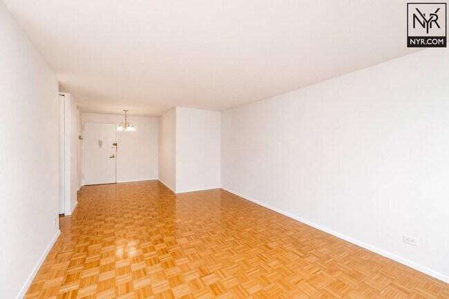 Building Photo - 301 E 79th St