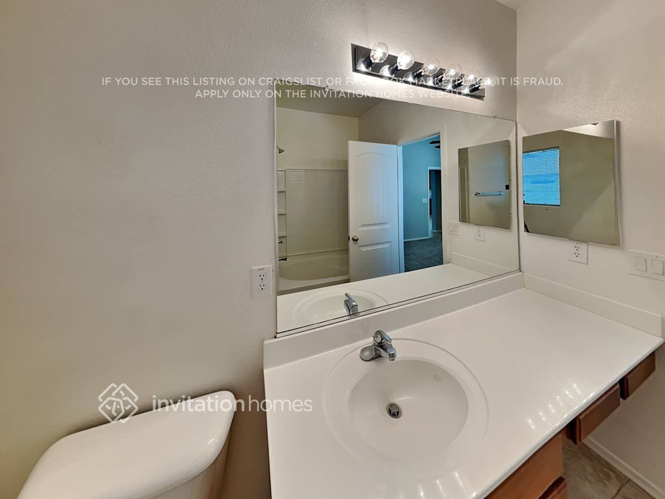 Building Photo - 686 E Payton St