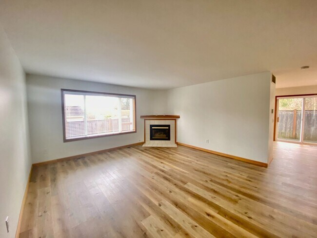 Building Photo - 8th Pl W (21503)