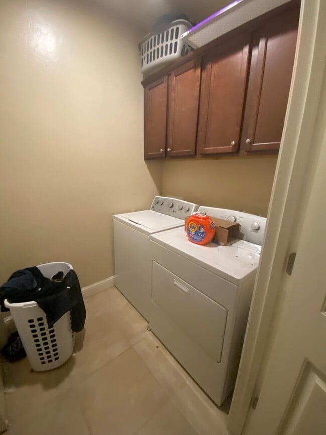 Building Photo - Move into Northwest Hanford and relax in y...