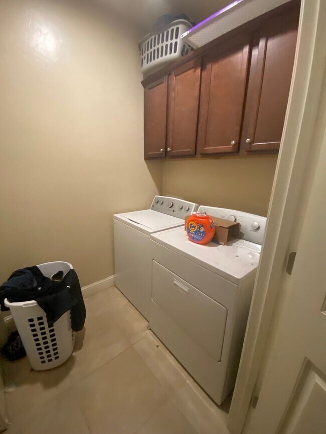 Building Photo - Move into Northwest Hanford and relax in your spa!