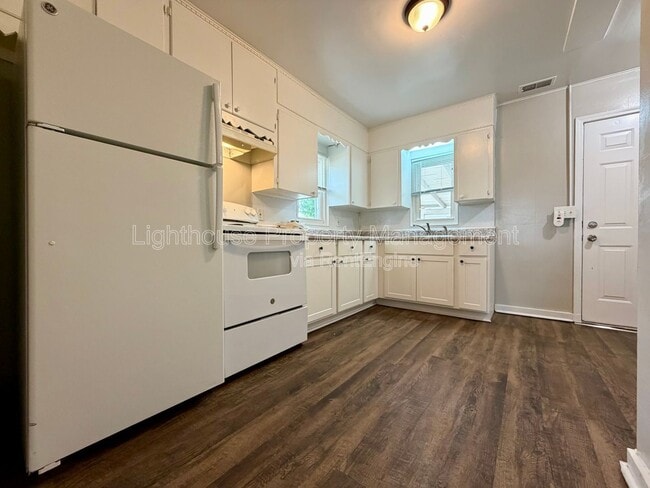 Building Photo - 2449 Hillside Dr NW