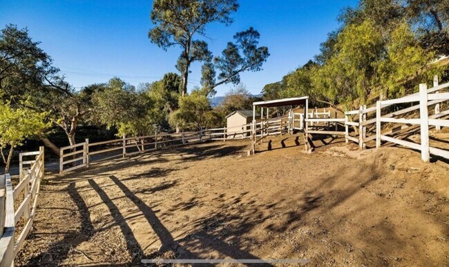 Building Photo - Classic Hope Ranch