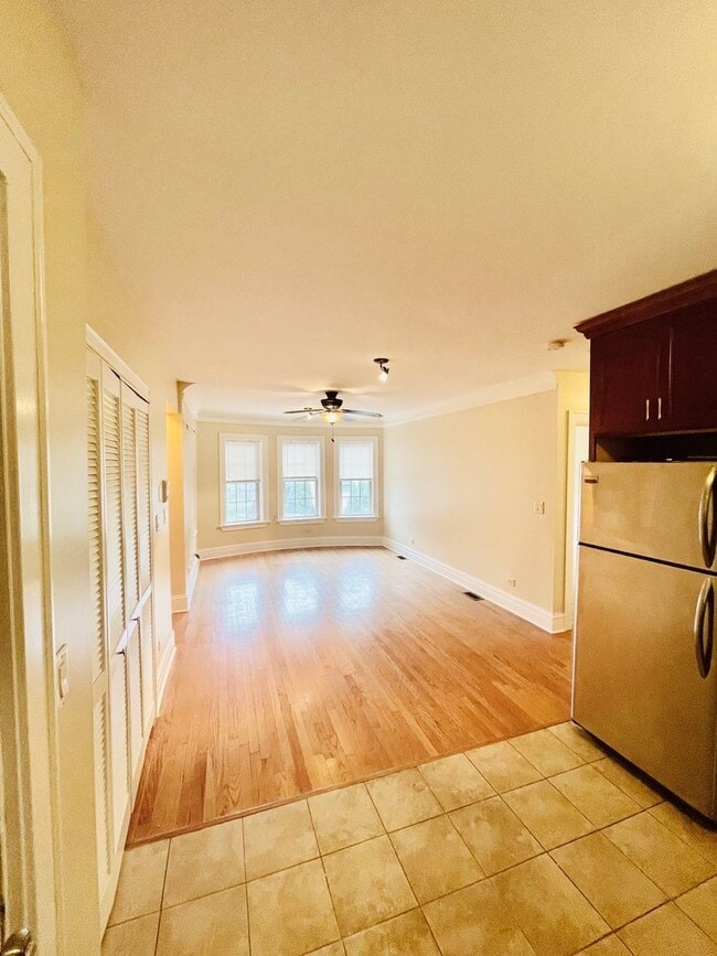 Building Photo - 2050 W Summerdale Ave