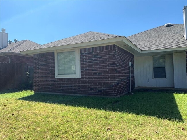 Building Photo - 2909 Sandstone Dr