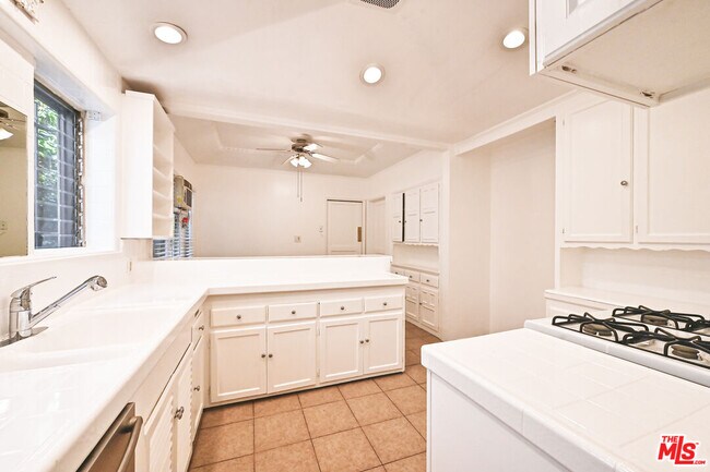 Building Photo - 361 N Mansfield Ave