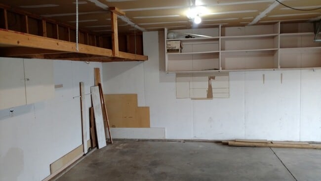 Building Photo - 3 Bedroom 2 Bath Tri-Level Home with 2 car...