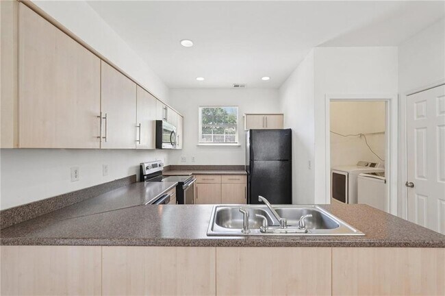 Building Photo - 2596 Bates St SE