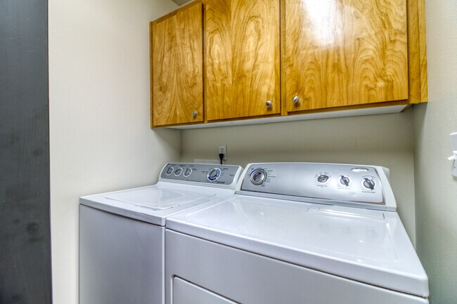 Building Photo - 1923 NE Derek Dr