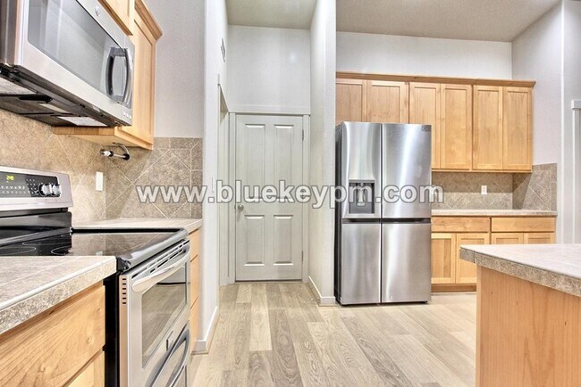 Building Photo - 3 Bed, 2 Bath : A GREAT Multi-Generational Home