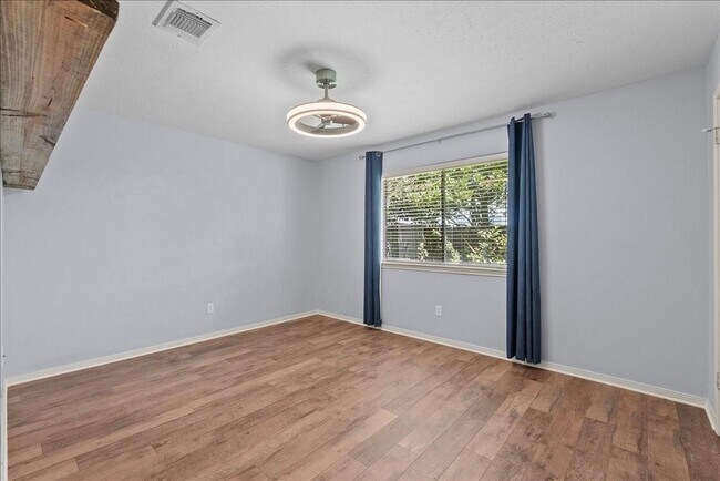 Building Photo - 2422 Fairwind Dr