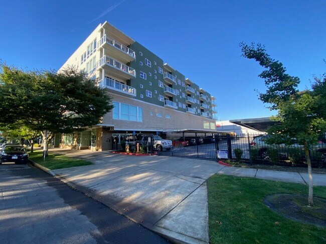 Building Photo - Luxury Fully Furnished Condo Downtown Salem Is Available