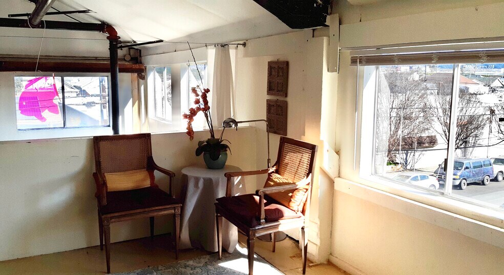 LOFT ROOM III - 2934 Ford St