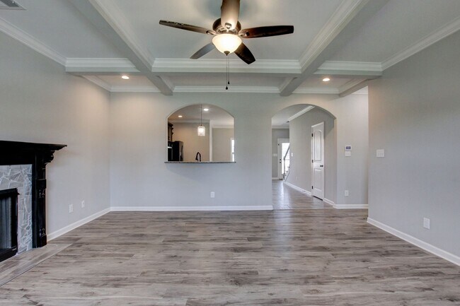 Building Photo - Sharp 4 bedroom HUGE house off exit 1 of I 24