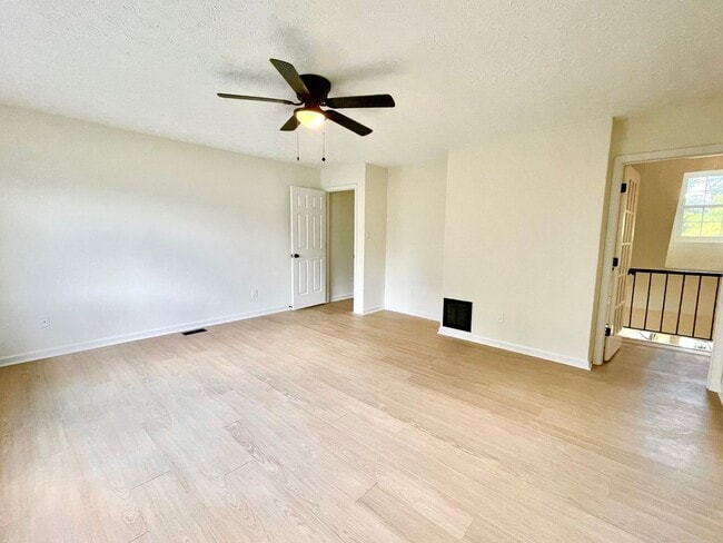 Building Photo - Beautifully updated, multi-level condo in ...
