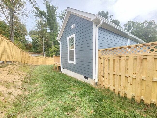 Building Photo - 1128 Blueview Dr