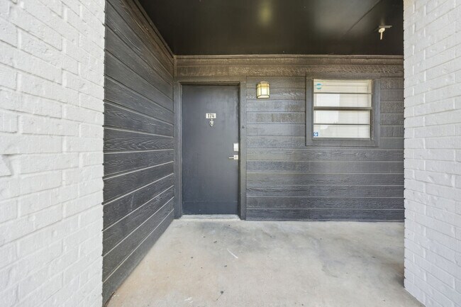 Building Photo - 2537 Thomason Cir