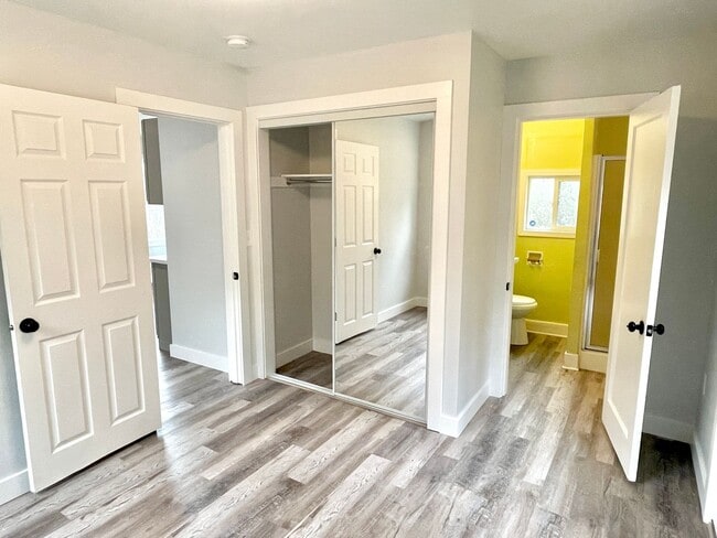 Building Photo - Powellhurst-Gilbert Remodeled Bungalow, Fenced Yard, Off-Street Parking, In-Unit Laundry