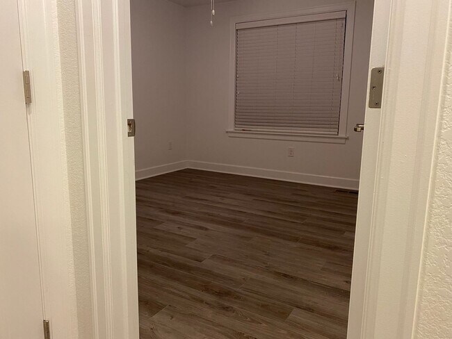 Building Photo - Luxury Townhome!