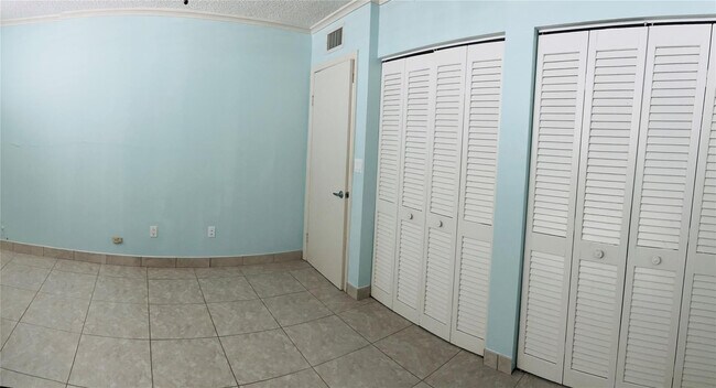 Building Photo - 3100 NE 49th St