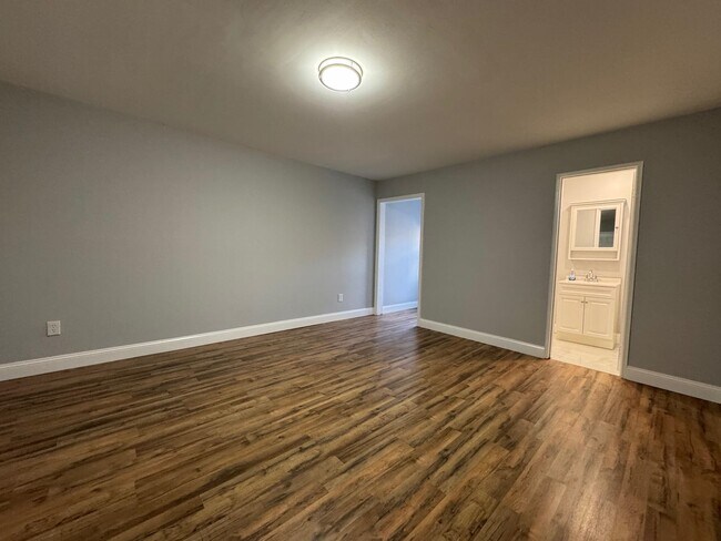 Building Photo - 552 38th St