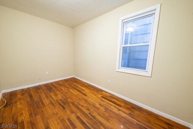 Building Photo - 166 Seymour Ave