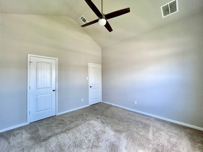 Building Photo - Bright and Spacious 4/BR 3/BA Home with Pr...
