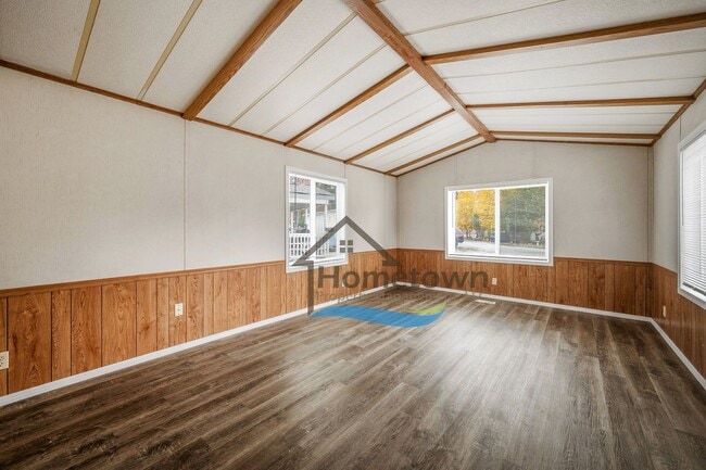 Building Photo - 2 Bedroom 1 Bath Home with Off-Street Park...