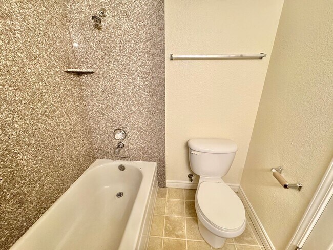 Building Photo - Stylish condo with new upgrades, tennis courts, and pool access