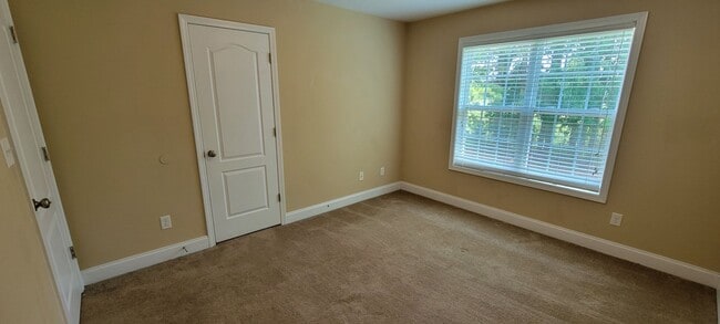 Building Photo - 4 bedroom 2.5 bathroom Home in Maidstone Park