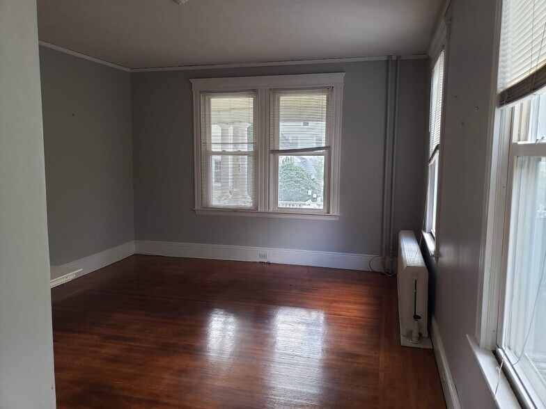 Building Photo - 56 Maple Plz