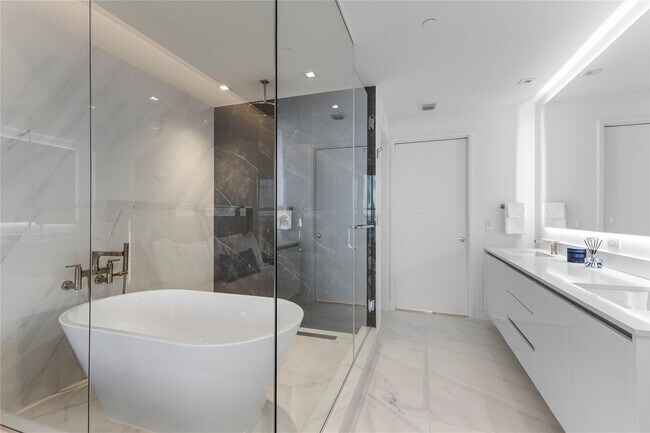 Building Photo - 700 NE 24th St