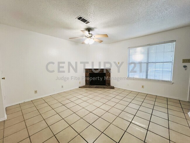 Building Photo - 929 W Hickory St