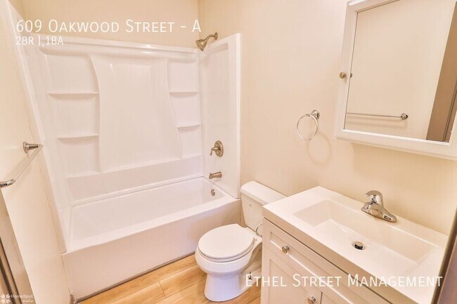 Building Photo - 609 Oakwood St