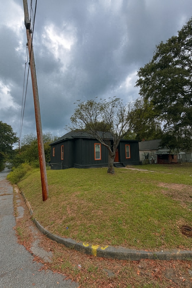 Building Photo - 808 Center St