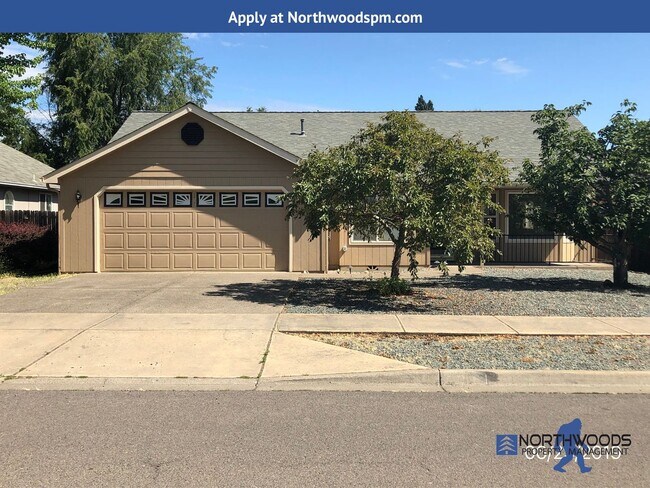 Building Photo - Beautiful 3 Bedroom 2 Bath Home
