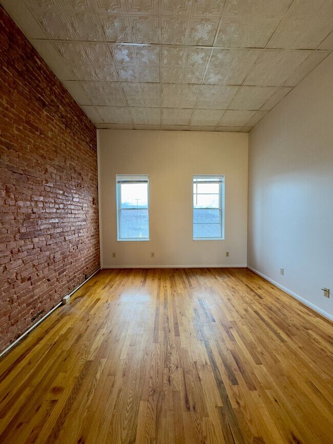 Building Photo - Charming 2-Bedroom Townhome with Modern Co...