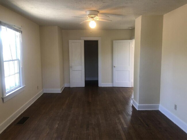 Building Photo - 405 S Eagleson Ave