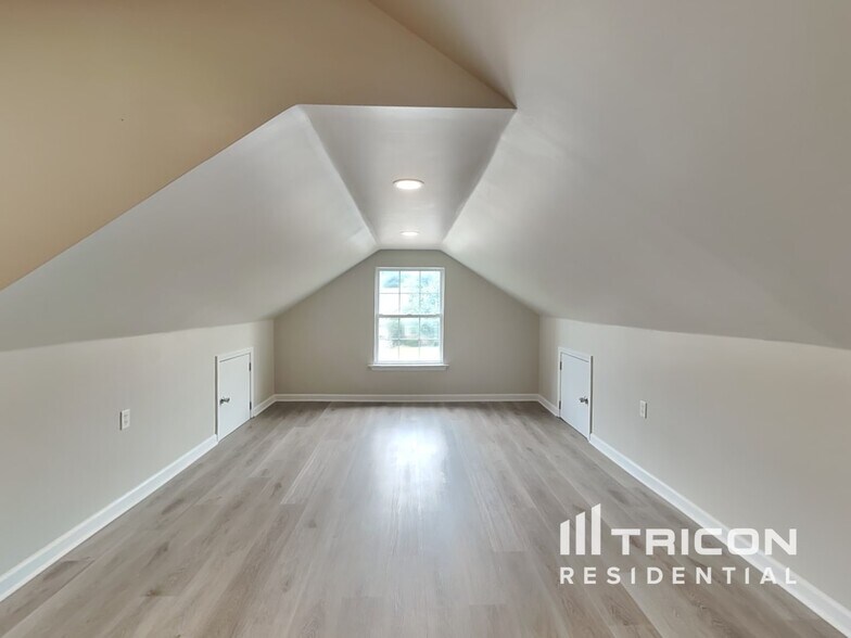 Building Photo - 3101 Chateau Valley Dr