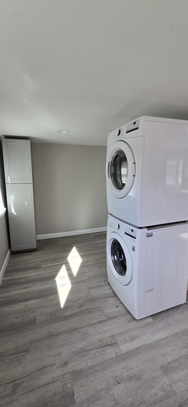 Building Photo - 904 Front Ave